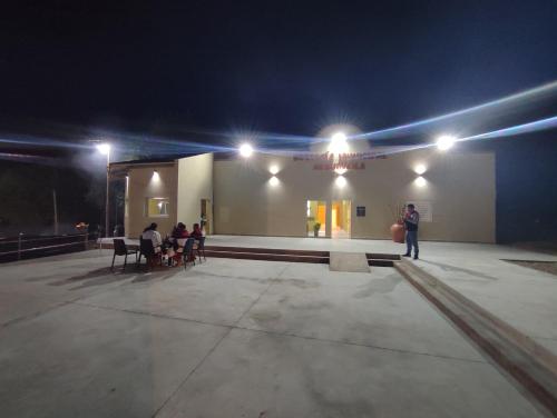 een groep mensen die 's nachts in een gebouw zitten bij Hosteria de Anquincila in Anquincila