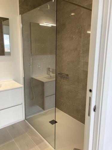 a glass shower in a bathroom with a sink at Queen Villa - Santa Barbara - Lourinha in Mariquiteira