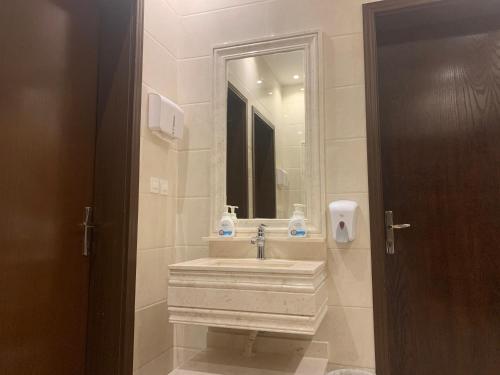 y baño con lavabo y espejo. en فيلا المنزل en Makkah