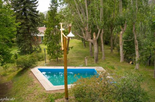 un poste con luz junto a una piscina en Rincón Lejano en Potrerillos