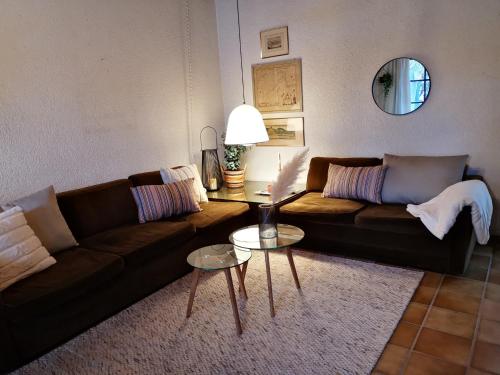 sala de estar con sofá y mesa en Ferienhaus Moselgrün en Cochem
