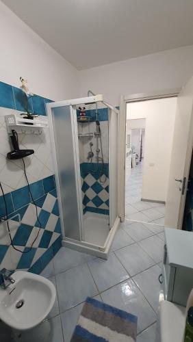 a bathroom with a shower and a sink at Residenza La Gazza e Spiaggia in Cervia