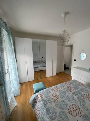 una camera con un letto e una camera con un letto king-size di Boutique Apartment a Pescara
