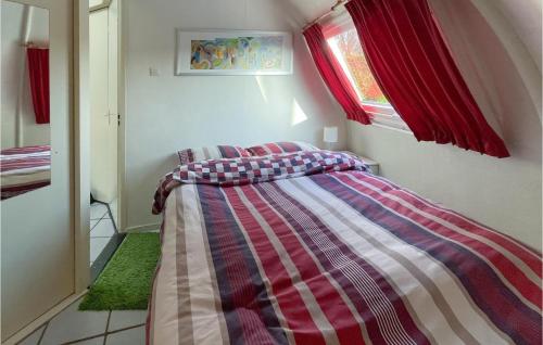 1 dormitorio pequeño con 1 cama con cortinas rojas en Stunning Home In Chaam With Wifi, en Chaam