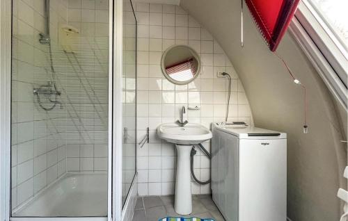 een kleine badkamer met een wastafel en een douche bij Stunning Home In Chaam With Wifi in Chaam