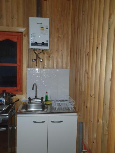 Η κουζίνα ή μικρή κουζίνα στο Cabañas Los Castaños Chovellén