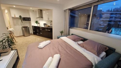 una camera da letto con un letto e una grande finestra di 5mn Perfumeries & Old Town, Free Small Parking a Grasse