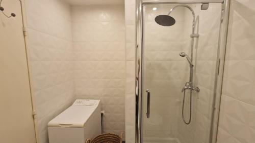 e bagno con servizi igienici e cabina doccia. di 5mn Perfumeries & Old Town, Free Small Parking a Grasse