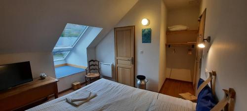 Habitación pequeña con cama y ventana en Hôtel spa Transhumance & cie en Bedous