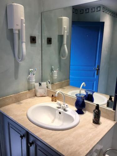 un comptoir de salle de bain avec un lavabo et un miroir dans l'établissement La Vue est Belle, à Montbrun-les-Bains