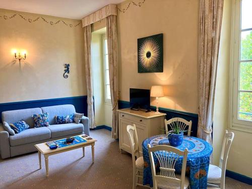 un salon avec un canapé et une table dans l'établissement La Vue est Belle, à Montbrun-les-Bains
