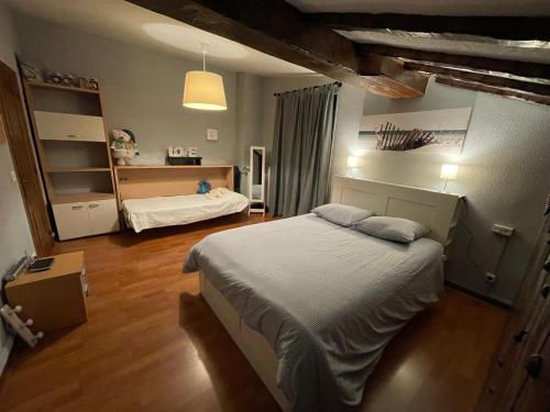 1 dormitorio con 1 cama grande en una habitación en TXORIENEA Rural, en Irún