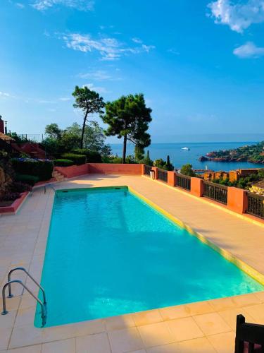 une grande piscine avec vue sur l'océan dans l'établissement Superbe 2 pièces - 4 couchages - Clim - Parking - Piscine résidence, à Théoule-sur-Mer