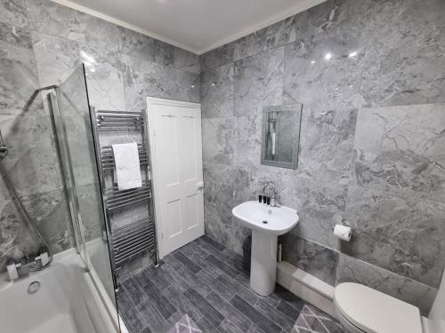 a bathroom with a sink and a toilet and a shower at *6R* setup for your most amazing & relaxed stay + Free Parking + Free Fast WiFi * in Beeston Hill