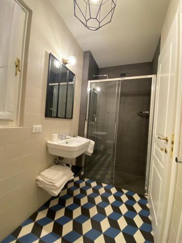 uma casa de banho com um lavatório e um chuveiro em Camere La Meridiana em Domodossola