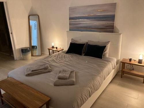 ein Schlafzimmer mit einem großen Bett mit Handtüchern darauf in der Unterkunft Queen Villa - Santa Barbara - Lourinha in Mariquiteira