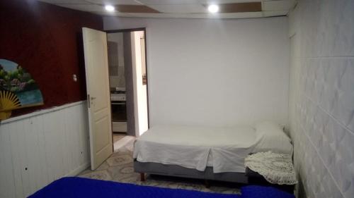 1 dormitorio pequeño con 1 cama en una habitación en ESTABLECIMIENTO LA GEORGI en Luján de Cuyo