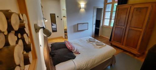 a small room with a bed and a window at Transhumance & cie, Auberge, Appartements & SPA in Bedous