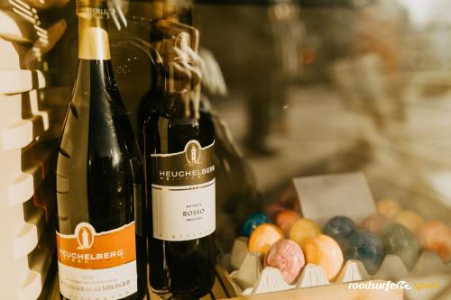 two bottles of wine sitting next to a box of fruit at Die Römer in Schwaigern