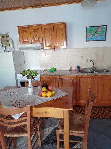 Кухня или мини-кухня в Giota & Antonia Apartments
