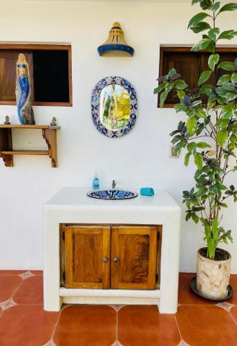 Μια τηλεόραση ή/και κέντρο ψυχαγωγίας στο Bungalows Tree Tops - Adults Only