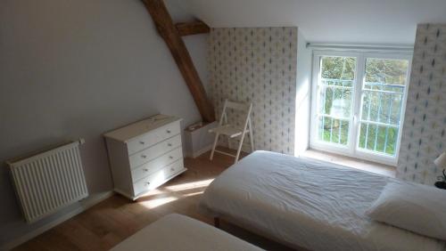1 dormitorio con 1 cama, vestidor y ventana en LePireau fr Gîte Ecurie Futuroscope Piscine chauffée, en Vouneuil-sur-Vienne