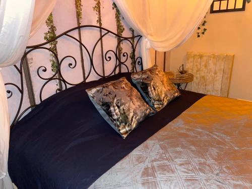 Un pat sau paturi într-o cameră la INSOLITE - Le Gîte de l'Anneau - Immersion GARANTIE - VERDUN Centre - Géré par Presta-Zen'Services