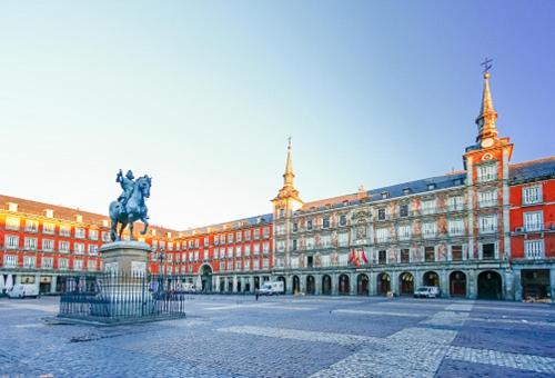 un grande edificio con una statua davanti di Hostel Thirty One 31 a Madrid