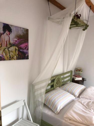 een slaapkamer met een hemelbed bij Къща за гости ЗЕЛЕНА in Vinogradets
