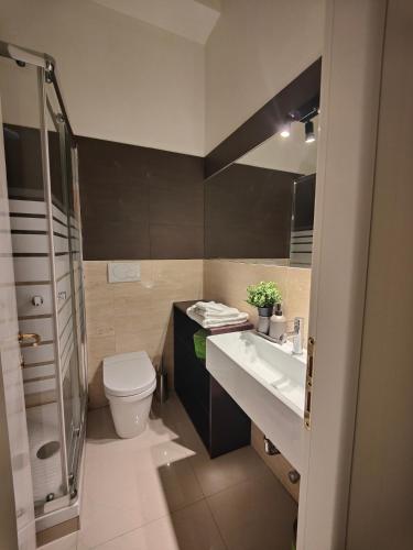 Designed Apartment 2 Bedrooms, 2 Baths in Milan Center - WiFi, AC, steps from Subway M1 and M2, Central Station and Airport connected with Self Check In photo 13