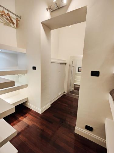 Designed Apartment 2 Bedrooms, 2 Baths in Milan Center - WiFi, AC, steps from Subway M1 and M2, Central Station and Airport connected with Self Check In photo 4