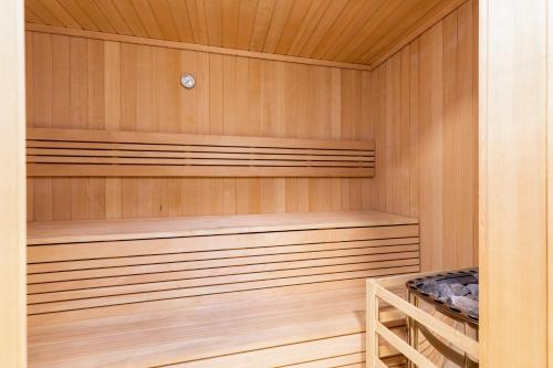 sauna z drewnianymi panelami ściennymi i drewnianą podłogą w obiekcie Holiday Exclusive w Rewalu