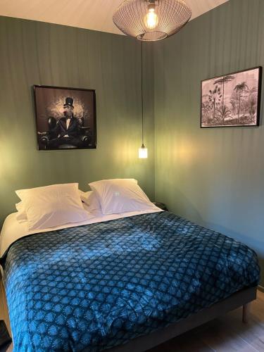 ein Schlafzimmer mit einem Bett mit einem Bild eines Mannes in der Unterkunft Appartement Jungle centre confort et spacieux netflix wifi gratuit in Saint-Étienne
