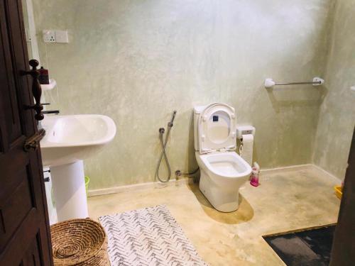 bagno con servizi igienici e lavandino di Medusa Bungalow - Galle a Galle