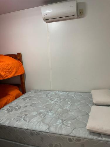 ein kleines Schlafzimmer mit einem Bett und einem Ventilator in der Unterkunft Los Fernández in Jaureguiberry