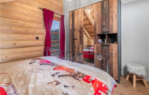 ein Schlafzimmer mit einem Bett und einer Holzwand in der Unterkunft 3 Bedroom Nice Home In Cabar in Čabar
