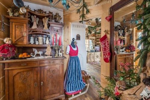 a room with a woman in a dress in a room at Bajkowy domek in Kościelisko