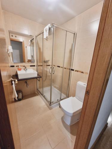 y baño con ducha, aseo y lavamanos. en Apartamentos Salvia 4, en Madrid