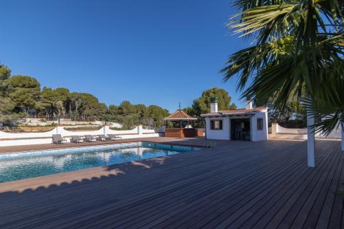 una piscina con terrazza in legno e gazebo di Villa Huerta 1 Manises, jacuzzi, sauna, piscina a Manises