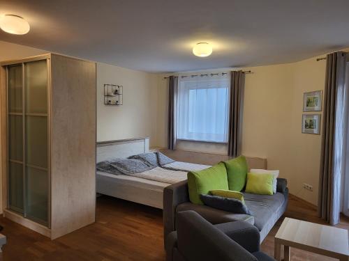sala de estar con cama y sofá en Apartamenty Bystrzycka - Bliżej Zdroju en Polanica-Zdrój