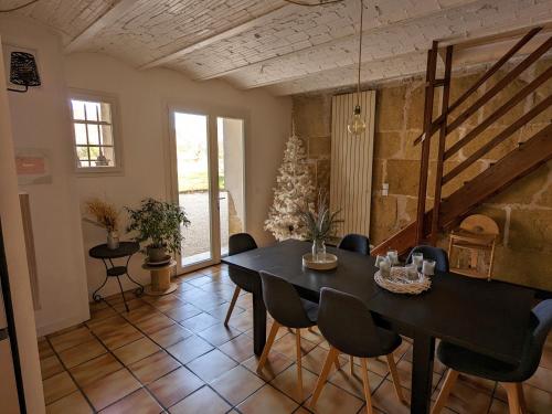 - une salle à manger avec une table et des chaises dans l'établissement La ferme du TourreBlanc, à Lambesc