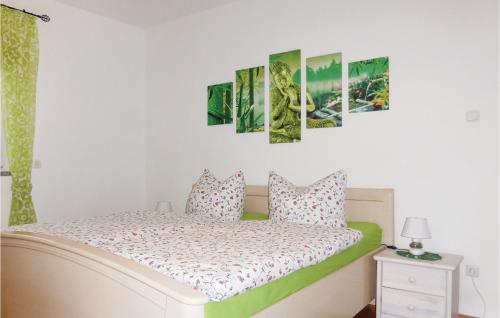 1 dormitorio con 1 cama con 4 cuadros en la pared en Cozy Apartment In Gelenau With Wifi en Gelenau