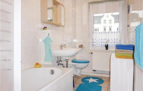 Baño blanco con lavabo y aseo en Cozy Apartment In Gelenau With Wifi en Gelenau