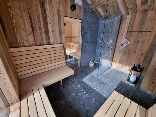 - une vue de tête sur un sauna avec un banc et une douche dans l'établissement Alpen Aparts Alteck, à Rauris