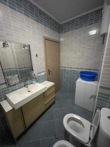 a bathroom with a toilet and a sink and a toilet istg at Lovely 2 bedroom unit with beach view in Golem