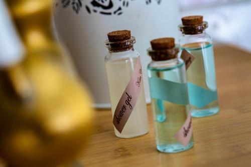 Un par de botellas sentadas encima de una mesa. en Kata Cottage, en Szanda