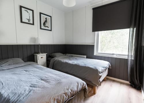 a bedroom with two twin beds and a window at Walkilan vanha kartano in Pirkkala