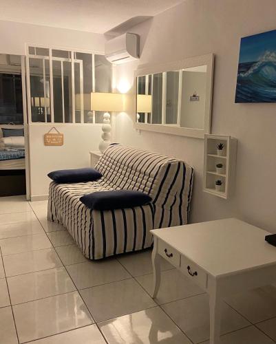 Ruang duduk di T2 vue mer Canet Plage - Le Petit Paradis