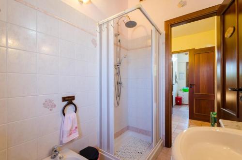 Villa Nina في أرينيلا: حمام مع دش ومغسلة