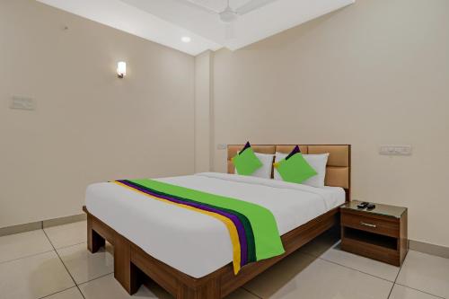 Un dormitorio con una cama grande en una habitación. en Treebo Virat Residency, US Consulate, en Hyderabad